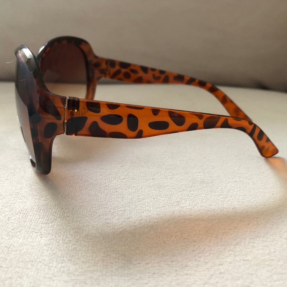 Last pair 🎁 Leopard print Large Oval sunglasses - Picture 2 of 5